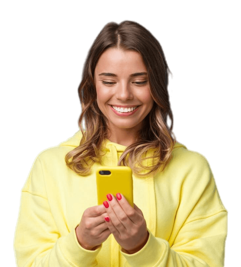 Mulher olhando tela de smartphone e sorrindo
